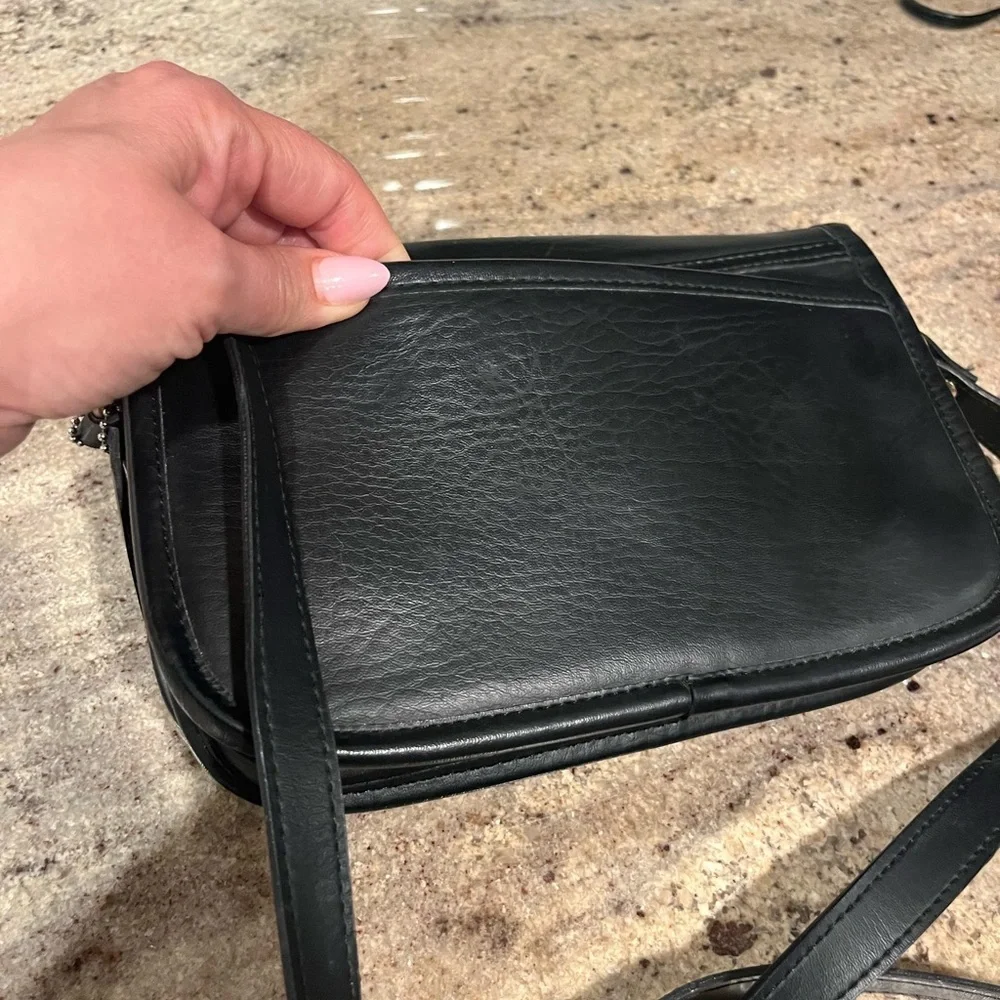 Vintage Classic Coach Black Leather Crossbody Bag with Turn-Lock Closure Clean